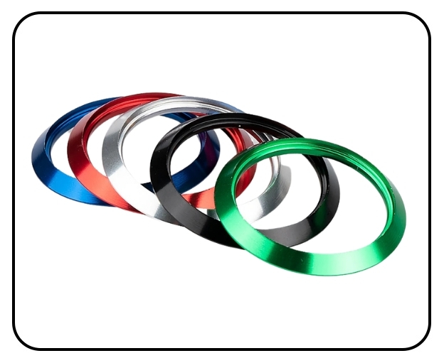 12 ANNEAUX INCLUS 2 par couleur : bleu, noir, or, argent, vert et rouge. Orange, violet et titane sont vendus séparément.